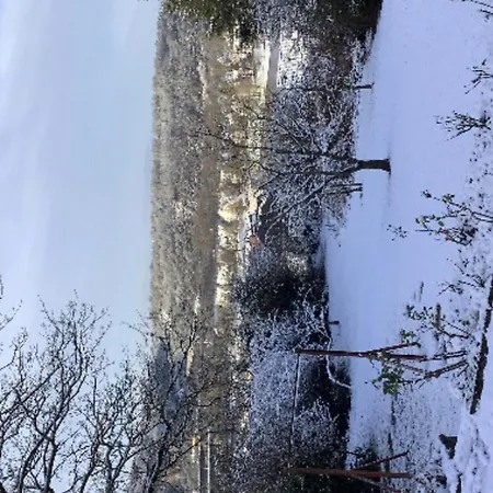 Aussichtszimmer Mit Modernem Glasbad Und Balkon