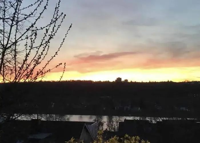 Aussichtszimmer Mit Modernem Glasbad Und Balkon